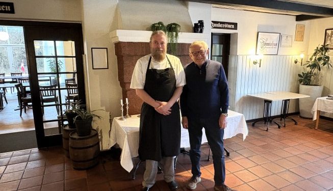 Finn Madsen og Åge Vinther deler gode minder fra mange år på Tannishus i Tversted. Foto: Palle W. Nielsen