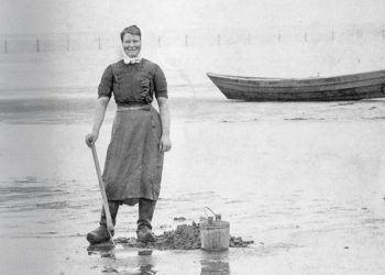 Kvinder, der satte madding på fiskekrogene, blev kaldt esepiger. Her ses én af dem på et foto fra cirka 1906. Kilde: Esbjerg Byhistoriske Arkiv.