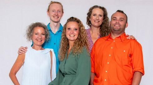 På scenen kan publikum opleve Anja Lønborg, Lisbet Lykkegaard, Mads Vestergaard, Jonas L. David og Dorthe Pedersen. Foto: Gert Valgren         