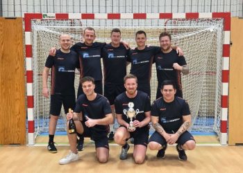 Glasekspertens skarpe spillere med pokal og bobler. Foto: Privat.
