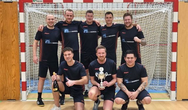 Glasekspertens skarpe spillere med pokal og bobler. Foto: Privat.
