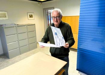 Handerlschef Per Martensen med den omfattende aktivitetskalender for 2025. Foto: Niels Skipper.