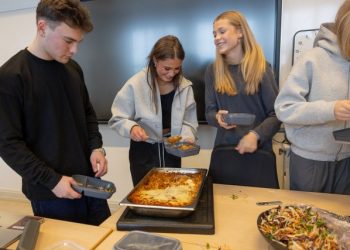 Humøret er højt, når skolemaden kommer på bordet, og duften af hjemmelavet, varm mad breder sig i klasselokalet. Foto: HPR.