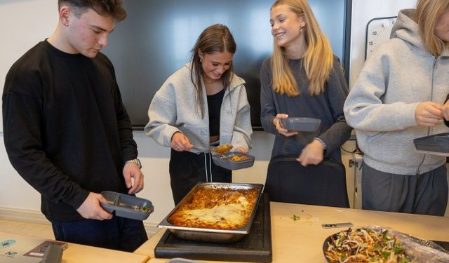Humøret er højt, når skolemaden kommer på bordet, og duften af hjemmelavet, varm mad breder sig i klasselokalet. Foto: HPR.