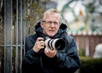 Hans Ravn med kameraet klar i Hjørring. Foto: Kim Dahl Hansen.