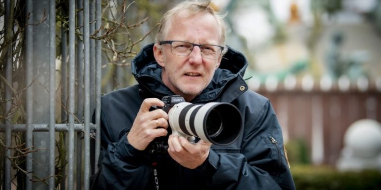 Hans Ravn med kameraet klar i Hjørring. Foto: Kim Dahl Hansen.