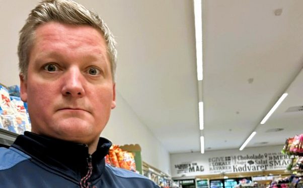 Ansigtsudtrykket bærer ikke ligefrem præg af begejstring ved udsigten til vinterbadning. Foto: Privat.