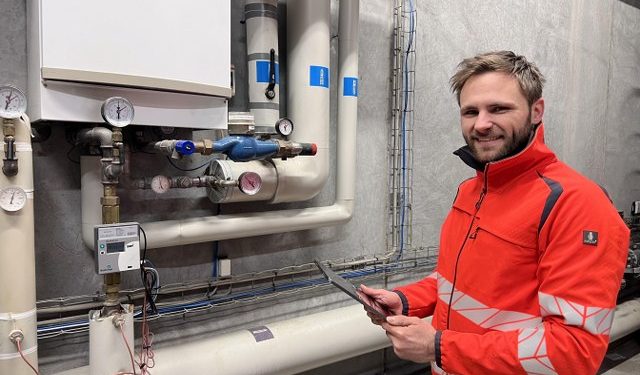 Jonas Ilum Sørensen fra Greenport North er klar til at hjælpe flere Hirtshals-virksomheder i gang 
med det nye energiværktøj. Foto: Greenport North.