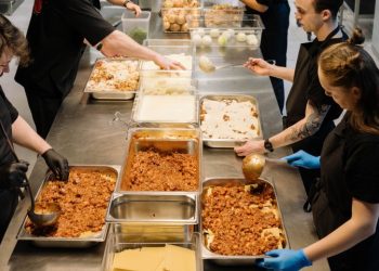 Kokke, elever og udsatte unge arbejder hver dag side om side i JunkFoods køkken på Frederiksberg, hvor de med udgangspunkt i overskudsvarer laver de 1.000 måltider, som JunkFood dagligt serverer for gadens folk landet over. Foto: Daniel Jensen 24Copenhagen