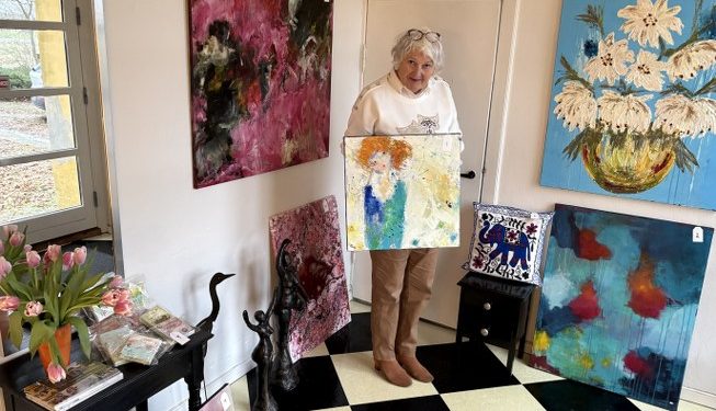 Galleriejer Jytte Meier med et udvalg af de mange kø-tilbud. Foto: Palle W. Nielsen