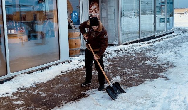 Kokken holder sneen fra døren ind til Kødboxen. Foto Privat.