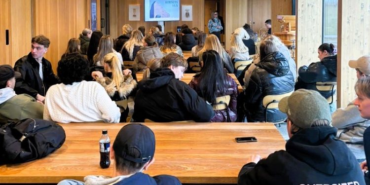 Direktør Rikke Ejsenhardt tog imod de studerende fra UCN. Foto: Kornets Hus.