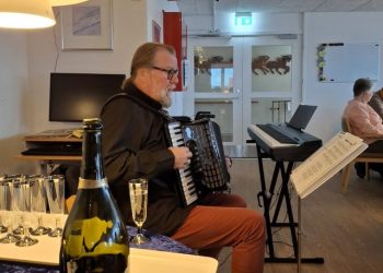 Kaj Bertelsen spillede og akkompagnerede på Ældrecenter Lynggården.