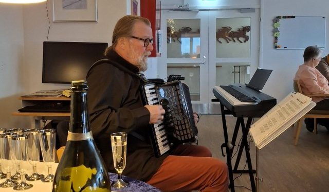 Kaj Bertelsen spillede og akkompagnerede på Ældrecenter Lynggården.
