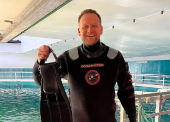Michael Vendelbo i dykkertudstyr ved det store bassin på Nordsøen Oceanarium. Foto: Privat.