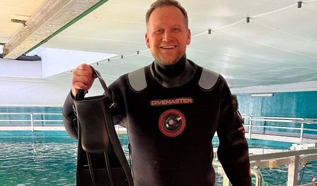 Michael Vendelbo i dykkertudstyr ved det store bassin på Nordsøen Oceanarium. Foto: Privat.