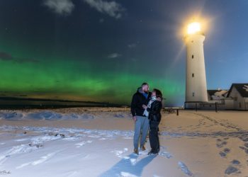 Ukrainske Inna og hendes kæreste under nordlyset ved Hirtshals Fyr. Foto: Arturs Pirazkov.