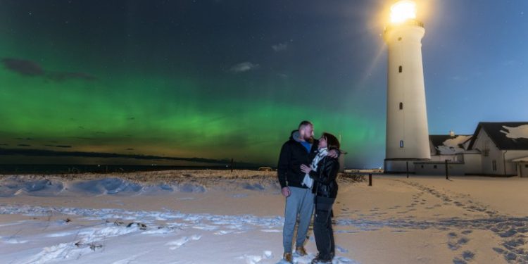 Ukrainske Inna og hendes kæreste under nordlyset ved Hirtshals Fyr. Foto: Arturs Pirazkov.