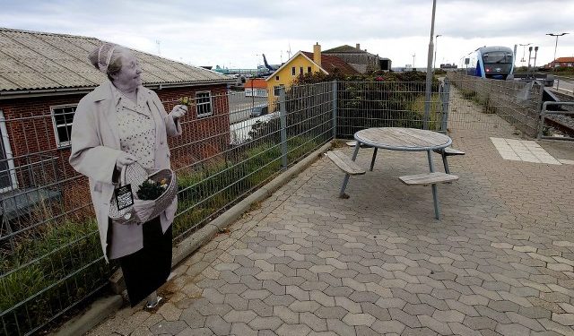 Signe Hansen ved stationen i Hirtshals. Foto: VHM.