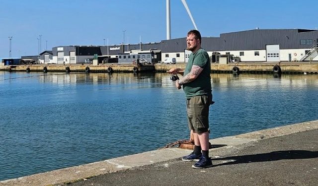 Simon på havnen i Hirtshals. Foto: Privat.