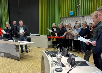 Fællessang i byrådssalen. Foto: Mai-Britt Beith.