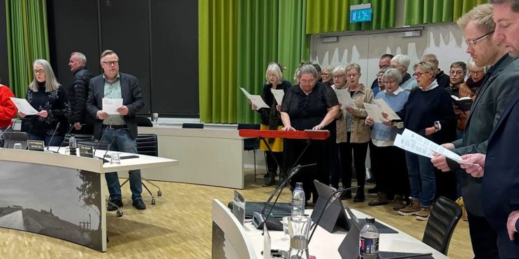 Fællessang i byrådssalen. Foto: Mai-Britt Beith.
