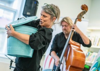Skrallebang består af børnemusikerne Nana og Søren. Foto: Hjørring Bibliotekerne.