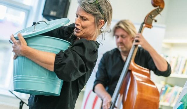 Skrallebang består af børnemusikerne Nana og Søren. Foto: Hjørring Bibliotekerne.