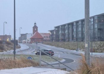 Sneen falder fredag i Hirtshals. Foto: Presse-fotos.dk.