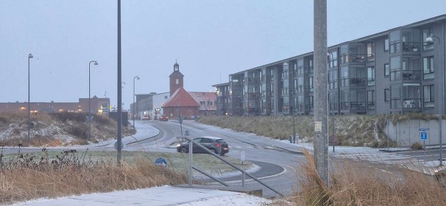 Sneen falder fredag i Hirtshals. Foto: Presse-fotos.dk.