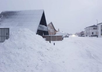 Masser af sne i Peder Rimmensgade i Hirtshals. Foto: Presse-fotos.dk.