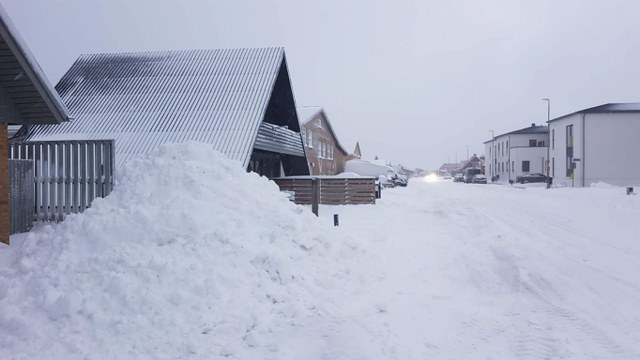 Masser af sne i Peder Rimmensgade i Hirtshals. Foto: Presse-fotos.dk.