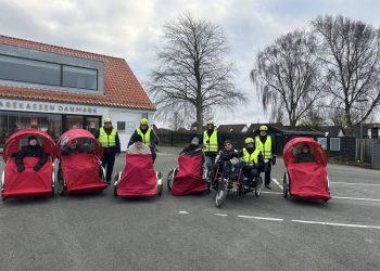 Friske cykelpiloter på tur i Sindal. Foto: Soldalhus.