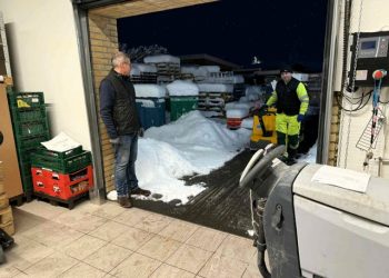 René modtager tidligt torsdag morgen varer hos Spar på Margrethevej i Hirtshals. Foto: Niels Skipper.