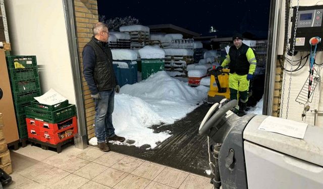 René modtager tidligt torsdag morgen varer hos Spar på Margrethevej i Hirtshals. Foto: Niels Skipper.