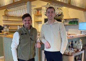 Dirketør Christian Outzen og Lukas Grøntved  Lauritsen. Foto: Hotel VANDret.