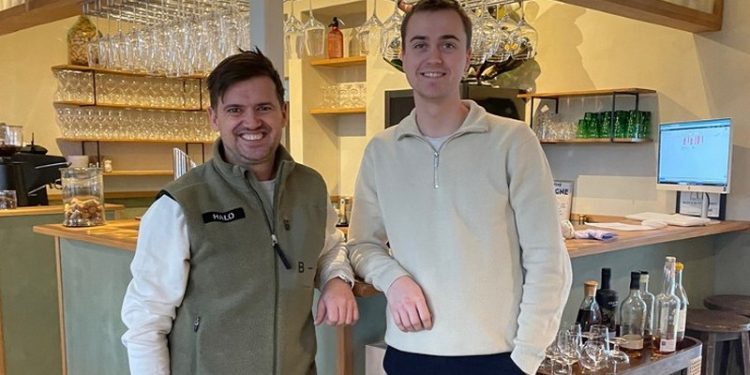 Dirketør Christian Outzen og Lukas Grøntved  Lauritsen. Foto: Hotel VANDret.