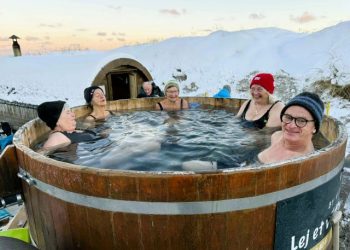 Iskolde havbade afløses af det varme vand i vildmarksbadet. Foto: Niels Skipper.