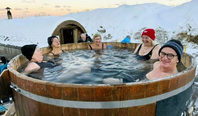 Iskolde havbade afløses af det varme vand i vildmarksbadet. Foto: Niels Skipper.