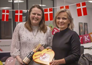 Salgsdirektør hos Fynbo Foods, Dorte Ruby, overrækker gaver til dagens jubilar Rikke Olesen. Privatfoto