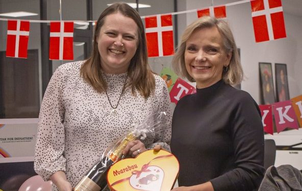 Salgsdirektør hos Fynbo Foods, Dorte Ruby, overrækker gaver til dagens jubilar Rikke Olesen. Privatfoto