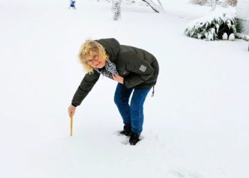Grethe Tangmose måler snedybden i Lendum. Foto: TV2 Nord.