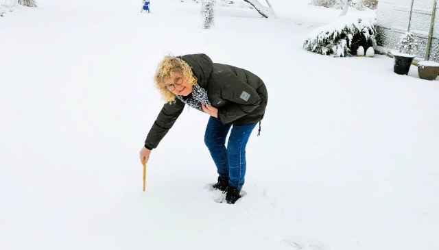 Grethe Tangmose måler snedybden i Lendum. Foto: TV2 Nord.