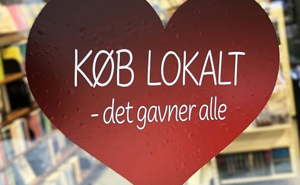 Hjertet pynter facaden mange steder i Hjørring Midtby - her hos Betty Mogensens Boghandel i Strømgade. Foto: Palle W. Nielsen