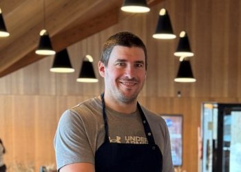 Dennis Boe Carlsen har været hos blandt andre Restaurant VANDret i Løkken, Restaurant Bühlmann i Aalborg, Brøndums Hotel i Skagen, Huset Havs i Løkken og Bryghuset Vendia i Hjørring. Pressefoto