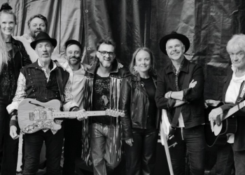 Lars Lilholt med band spiller på den hyggelige friluftsscene hos Wolf Camper. PR-foto.