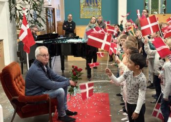 Elever og lærere på Bindslev Skole hyldede og takkede Niels Skipper. Foto: Palle W. Nielsen