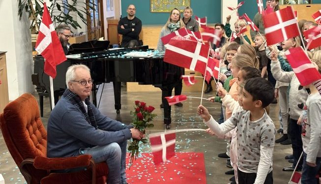 Elever og lærere på Bindslev Skole hyldede og takkede Niels Skipper. Foto: Palle W. Nielsen