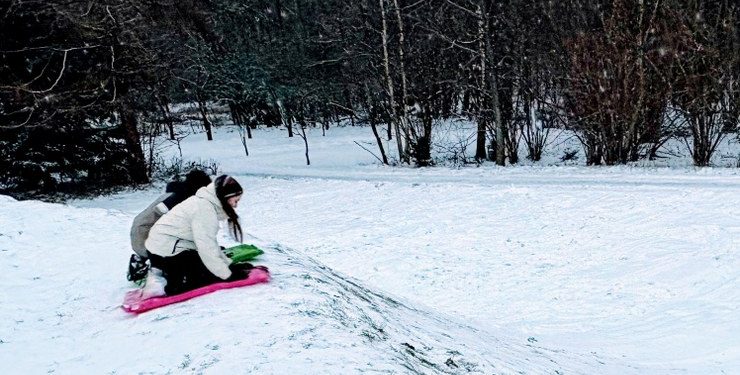 Unge fra Vinther-familien hygger sig i Tversted. Foto: Palle W. Nielsen