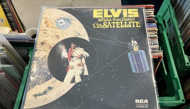 Pladebasaren rummer mange skatte - her guld fra Elvis Presley, som i dag den 8. januar 2026 ville være fyldt 91 år. Arkivfoto: Palle W. Nielsen